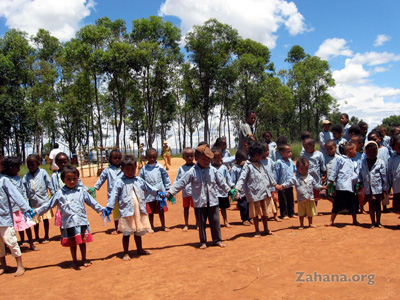 Children celebrating the inauguration of their school in Fiarenana, Madagascar – Zahana.org 