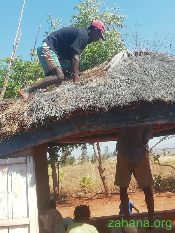 Fixing the rooof os the school pavillion in Madagascar