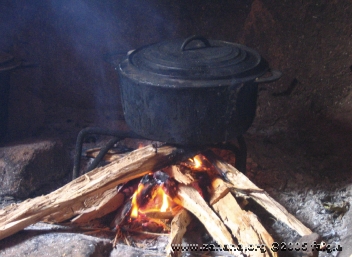 burning wood direcly to cook rice