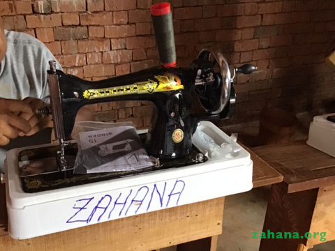 Hand cranck sewing machine from Zahana
