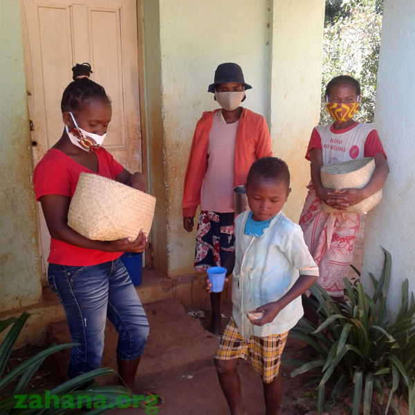 Distibuting school food during COVID-19 times in Madagascar 
