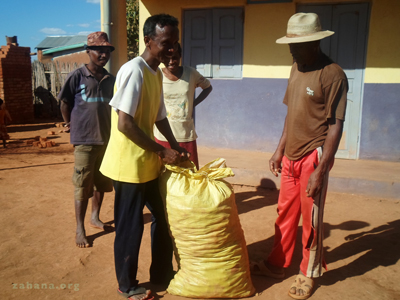 Planting potatoes in rurla Madagascar - zahana