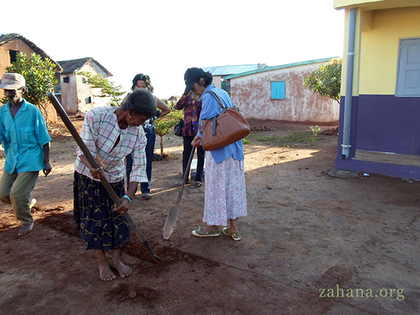 digging the new veggy garden in Madagascar
